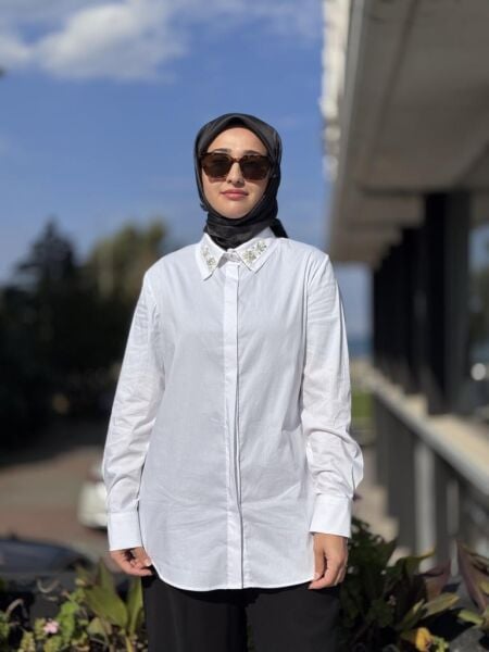 Almarwah Yakası İnci ve Taş Detaylı Poplin Gömlek 101999