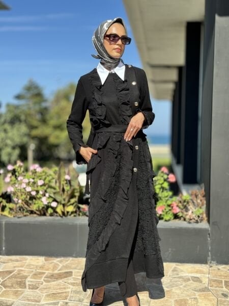 Misswhence Nakış ve İpek Fırfır Detaylı Ezme Keçe Siyah Pardesü 36500