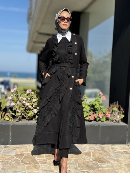 Misswhence Nakış ve İpek Fırfır Detaylı Ezme Keçe Siyah Pardesü 36500