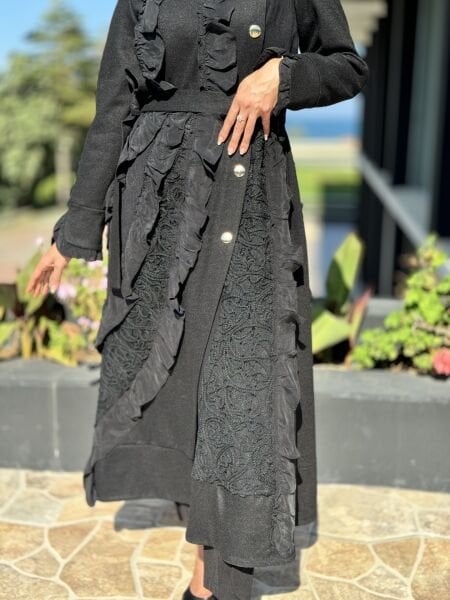 Misswhence Nakış ve İpek Fırfır Detaylı Ezme Keçe Siyah Pardesü 36500