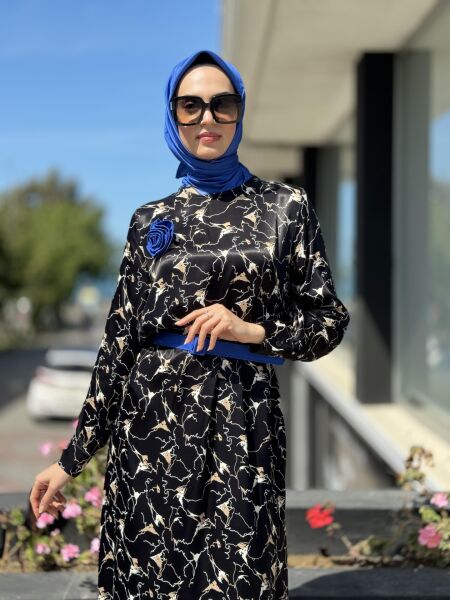 Almarwah Mavi Broş ve Kemerli Elbise 303764 40 - DAMAR