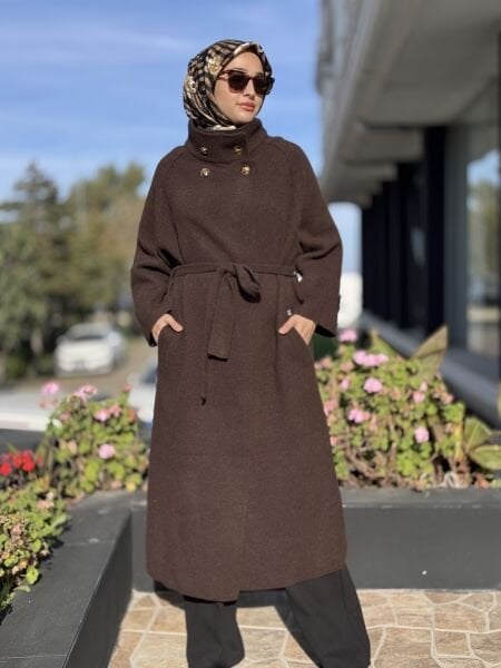 Ghisa Sırt Kapak ve Düğme Detaylı Kaban