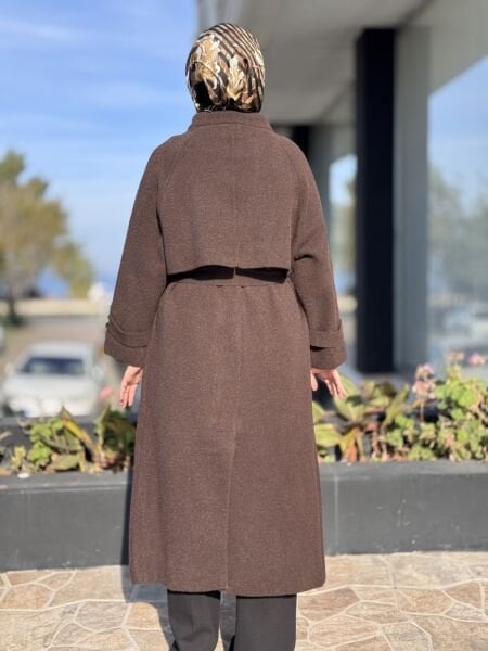 Ghisa Sırt Kapak ve Düğme Detaylı Kaban