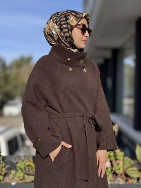 Ghisa Sırt Kapak ve Düğme Detaylı Kaban