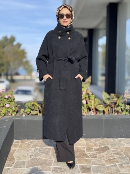 Ghisa Sırt Kapak ve Düğme Detaylı Kaban