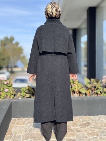 Ghisa Sırt Kapak ve Düğme Detaylı Kaban