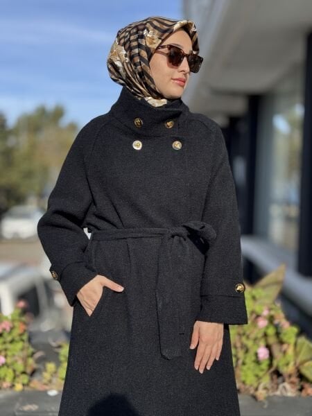 Ghisa Sırt Kapak ve Düğme Detaylı Kaban